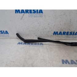 Renault - Clio - Front wiper arm