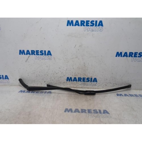 Renault - Clio - Front wiper arm
