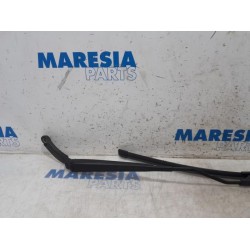Renault - Clio - Front wiper arm