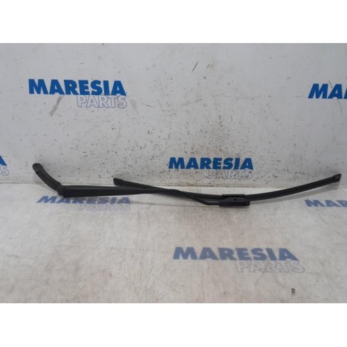 Renault - Clio - Front wiper arm