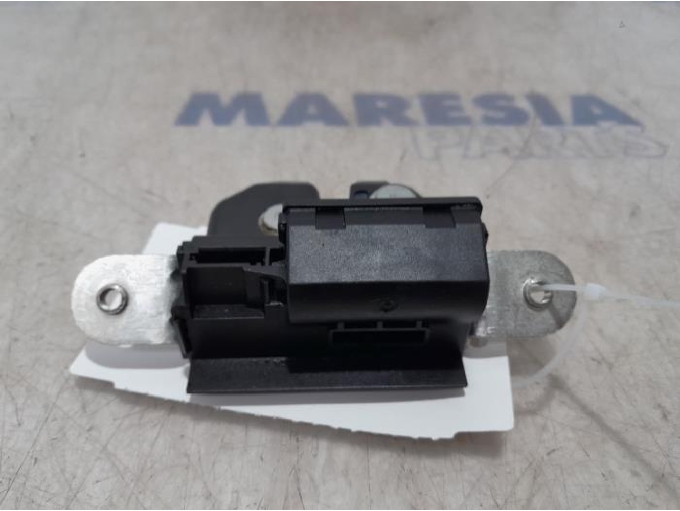 Fiat - 500 - Tailgate lock mechanism