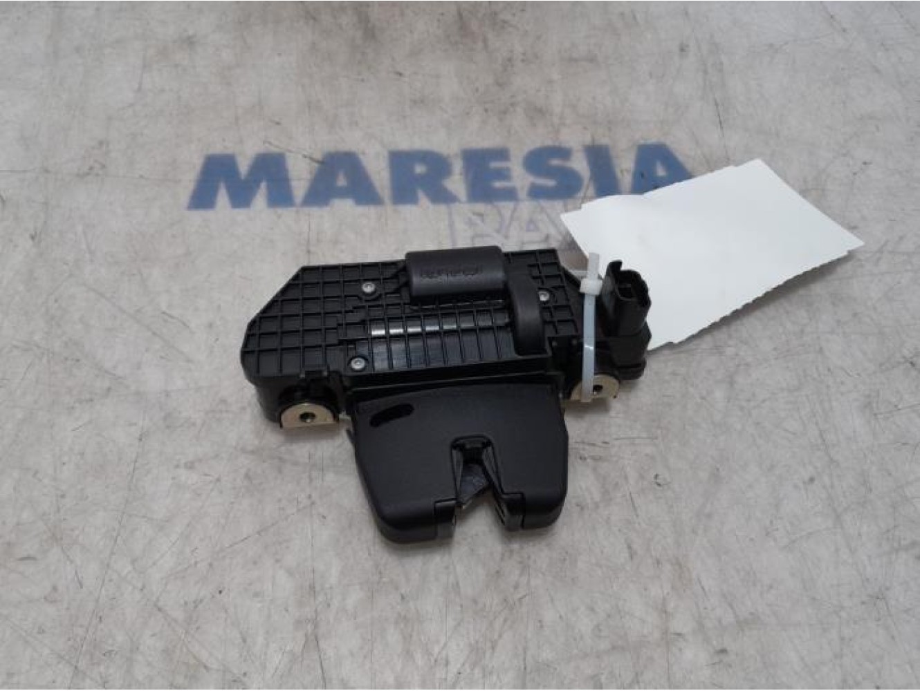 Peugeot - 208 - Tailgate lock mechanism