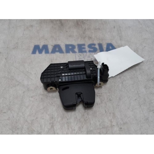 Peugeot - 208 - Tailgate lock mechanism