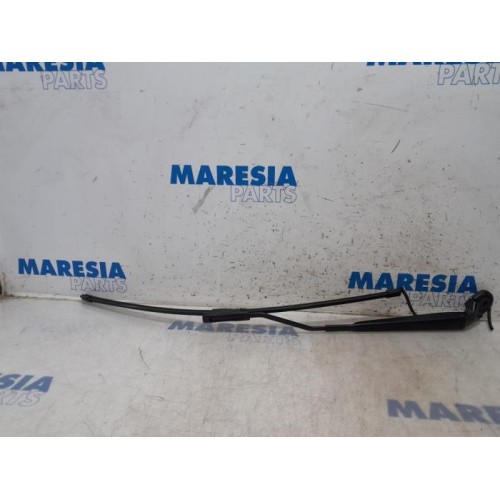 Citroen - C4 Cactus - Front wiper arm