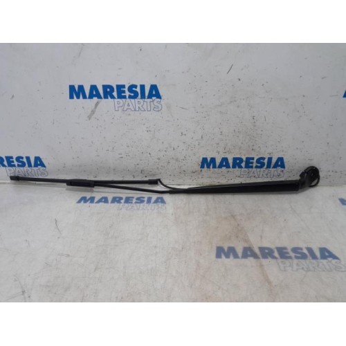 Citroen - C4 Cactus - Front wiper arm