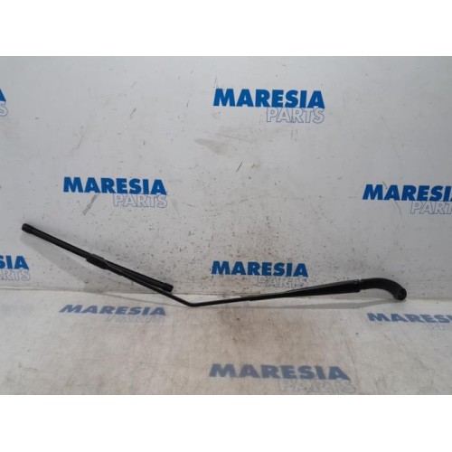 Renault - Captur - Front wiper arm
