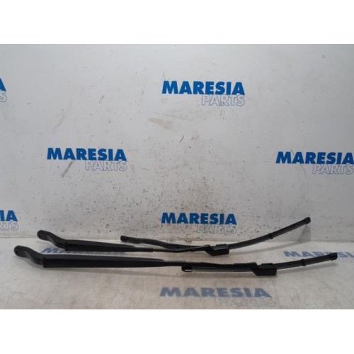 Citroen - DS3 - Front wiper arm