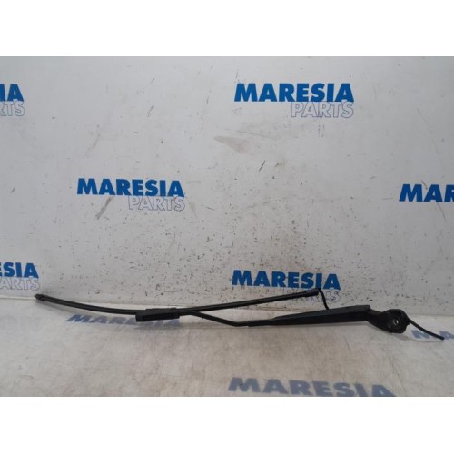 Citroen - C4 Cactus - Front wiper arm