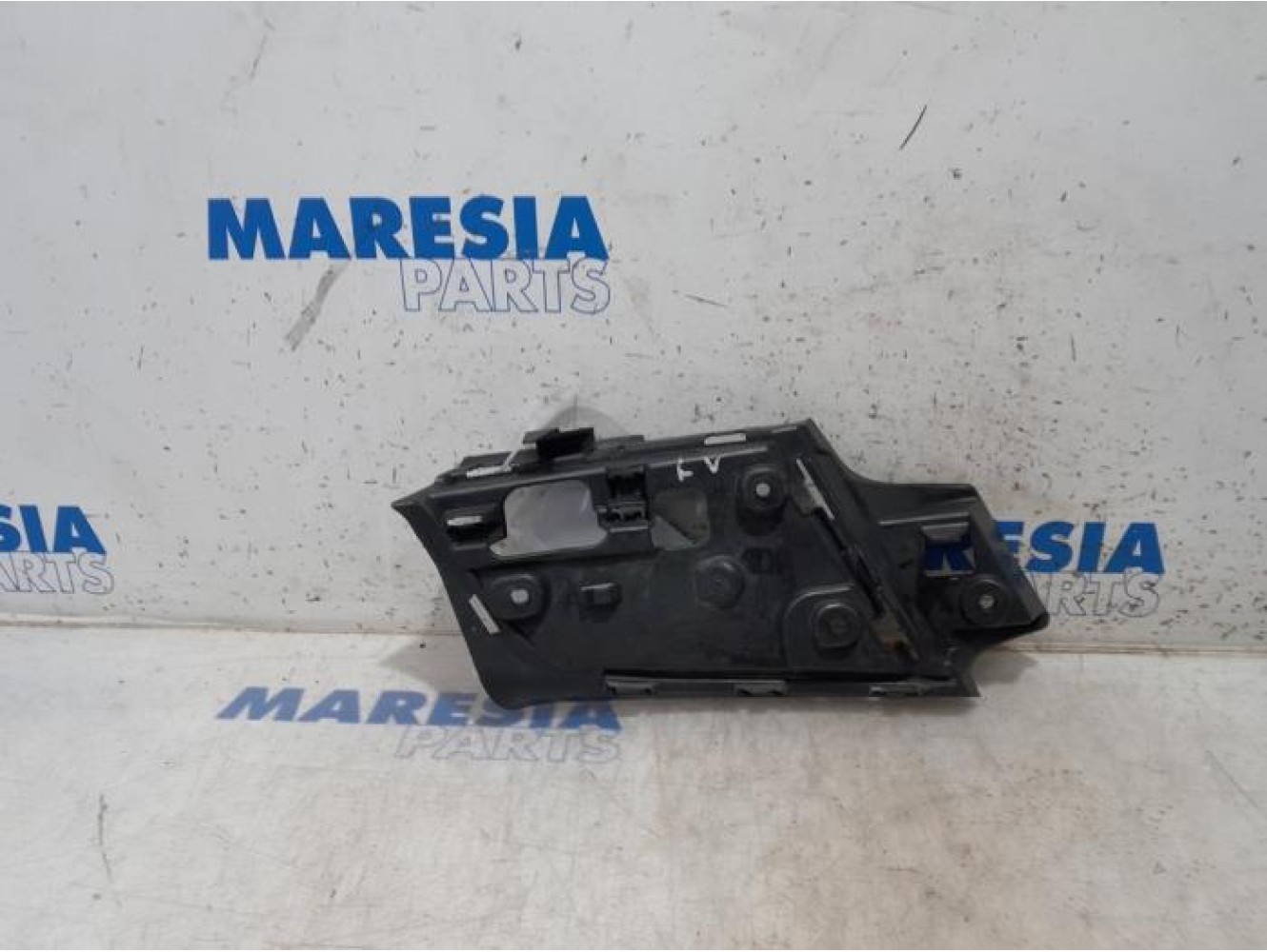 Renault - Megane - Front bumper bracket, left
