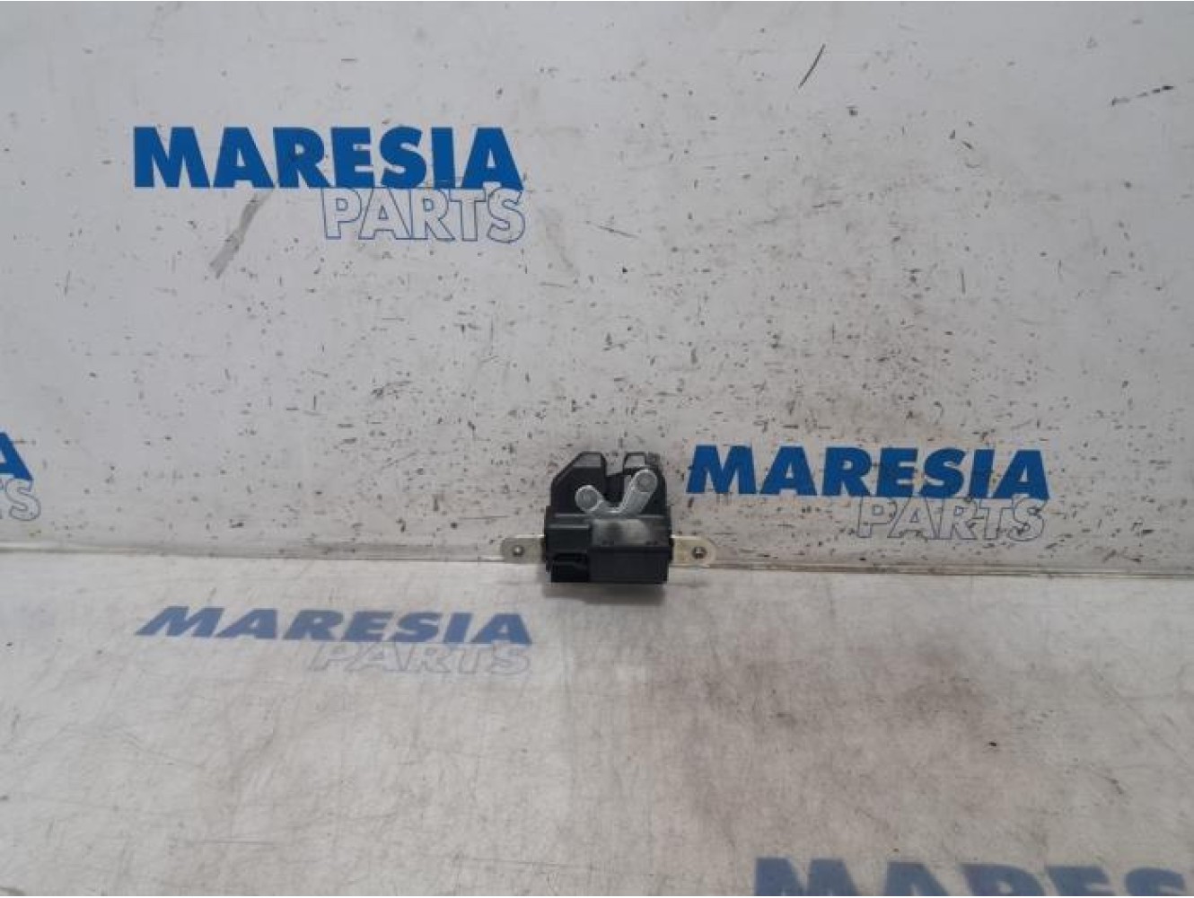 Fiat - 500 - Tailgate lock mechanism