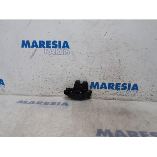 Peugeot - 308 - Tailgate lock mechanism