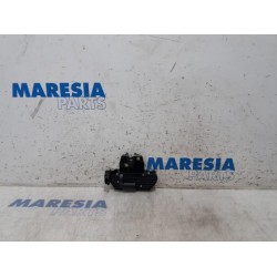Peugeot - 5008 - Tailgate lock mechanism
