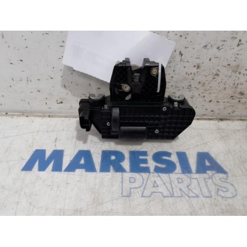 Peugeot - 5008 - Tailgate lock mechanism