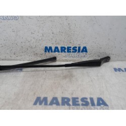 Peugeot - 5008 - Front wiper arm