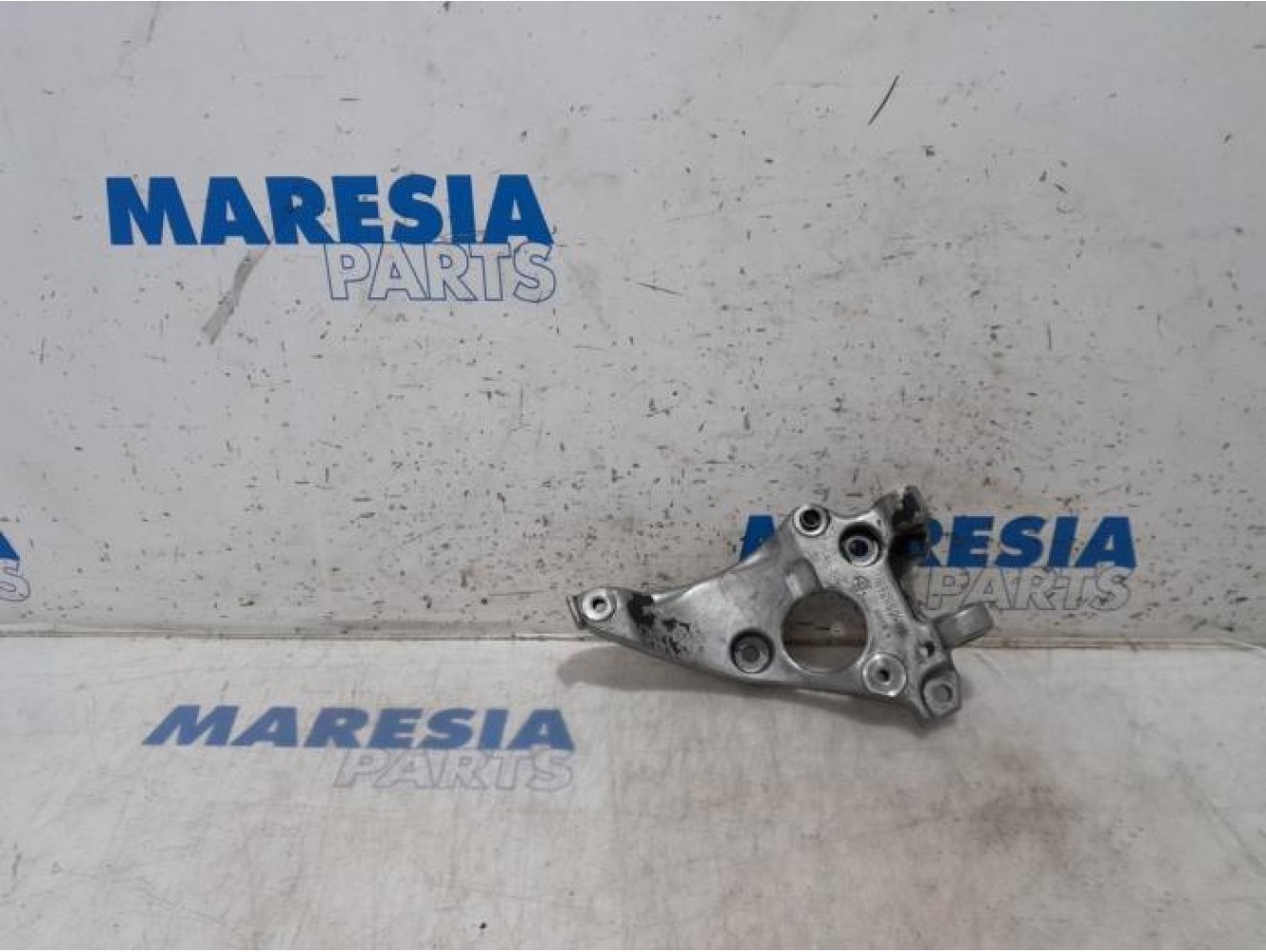 Peugeot - 5008 - Alternator lower bracket