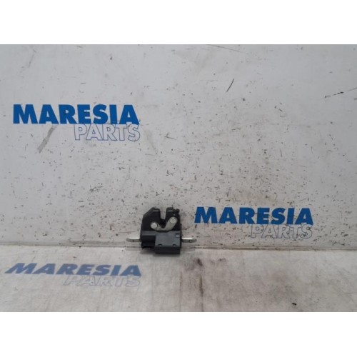 Fiat - 500 - Tailgate lock mechanism