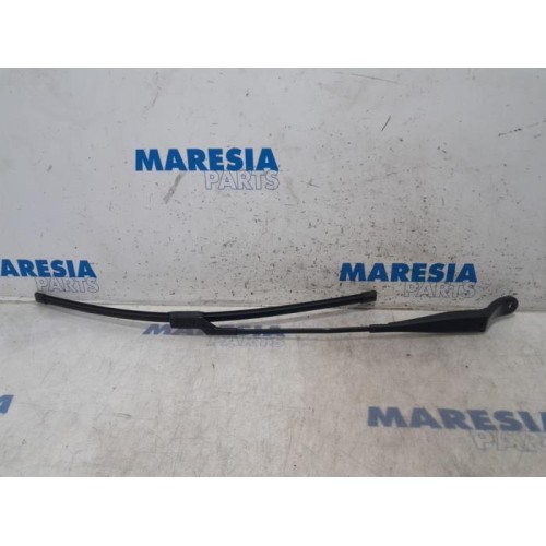 Peugeot - 208 - Front wiper arm
