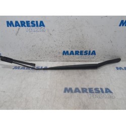 Renault - Clio - Front wiper arm