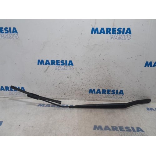 Renault - Clio - Front wiper arm