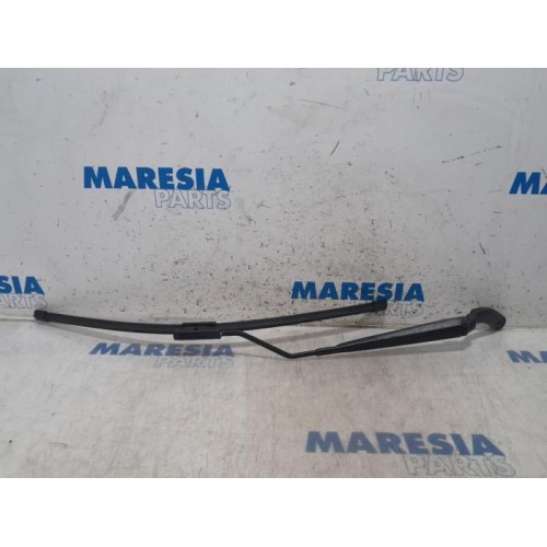Renault - Clio - Front wiper arm