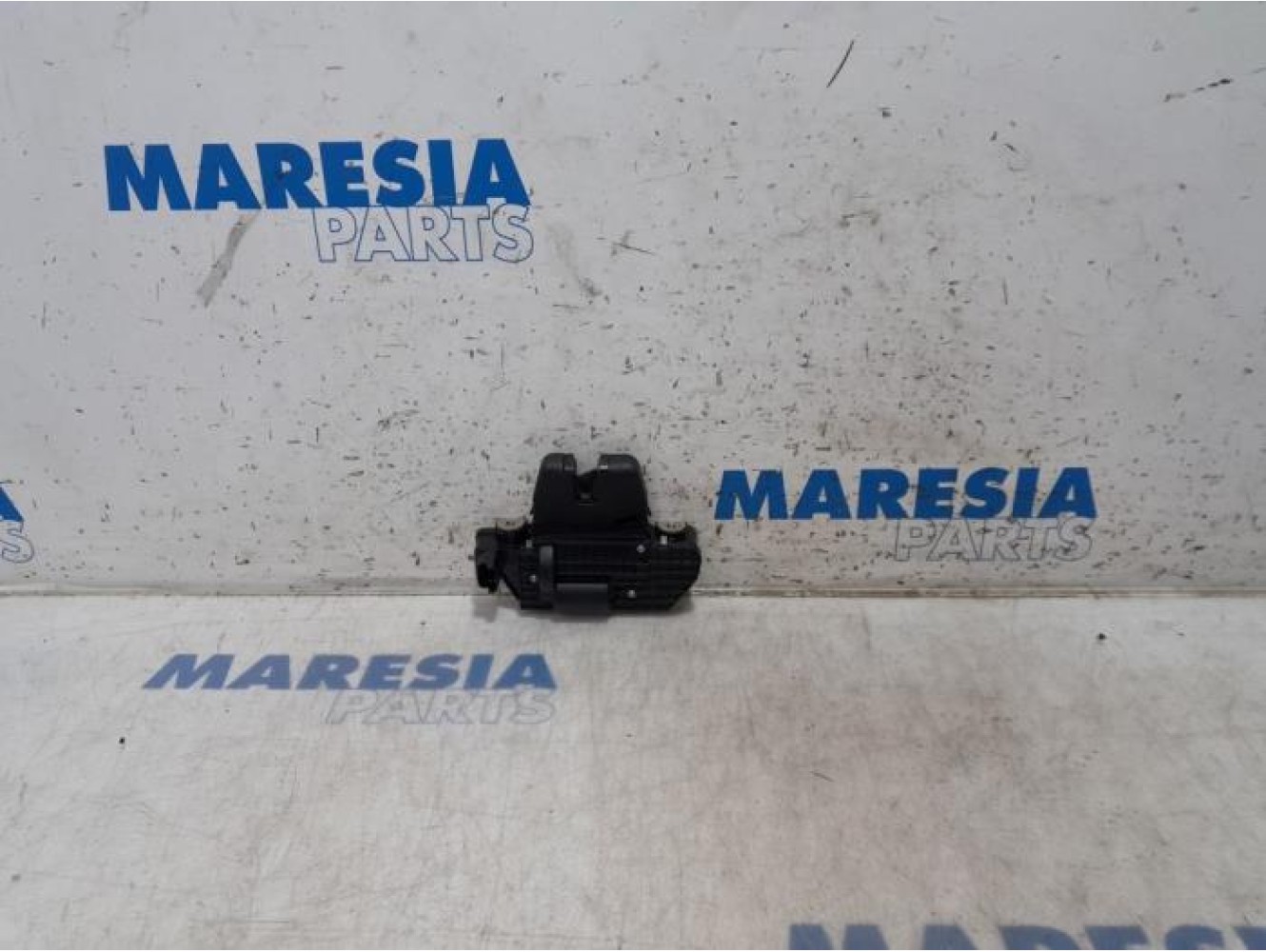 Peugeot - 208 - Tailgate lock mechanism