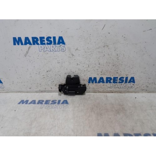 Peugeot - 208 - Tailgate lock mechanism