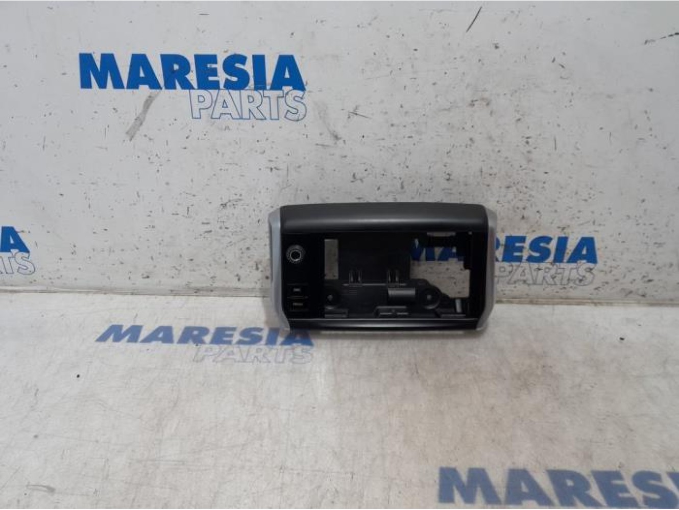 Peugeot - 208 - Radio omlijsting