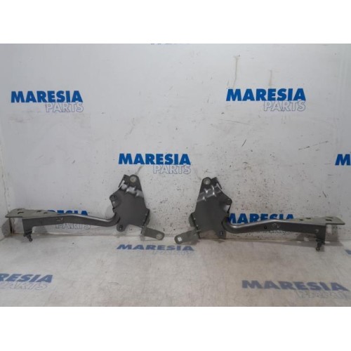 Renault - Grand Scenic - Bonnet Hinge