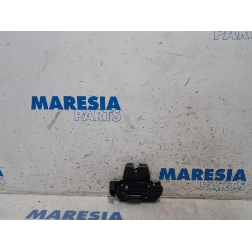 Peugeot - 208 - Tailgate lock mechanism