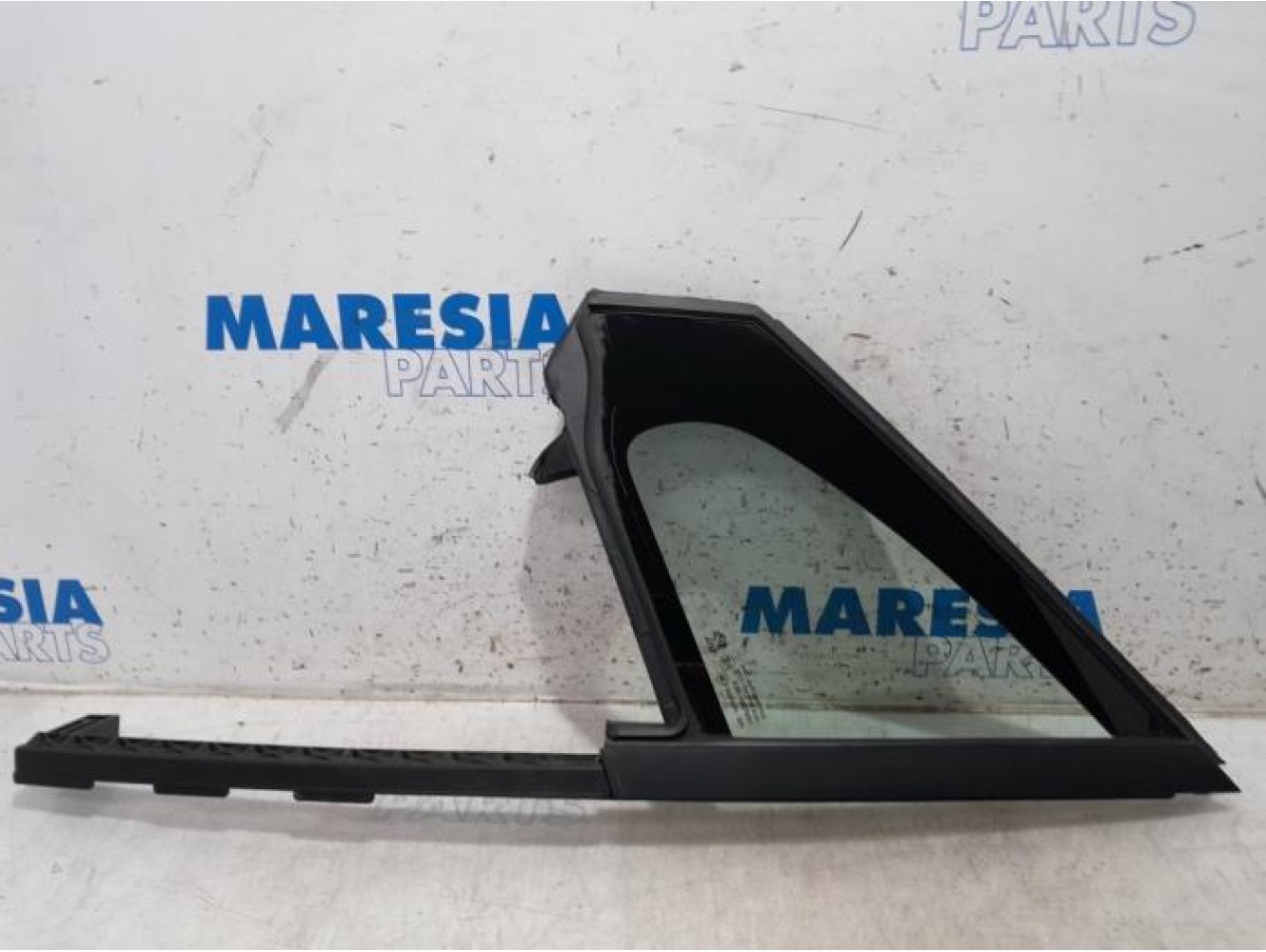 Peugeot - 208 - Quarter light, front left