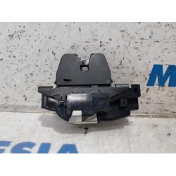 Peugeot - 207 - Tailgate lock mechanism
