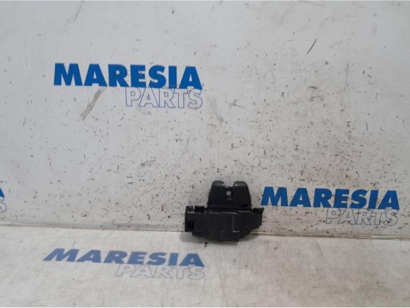 Peugeot - 207 - Tailgate lock mechanism