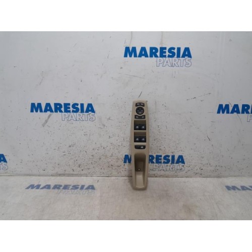 Renault - Grand Scenic - Multi-functional window switch