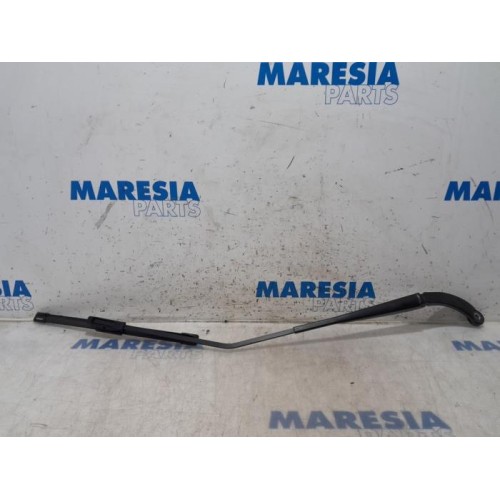 Renault - Captur - Front wiper arm