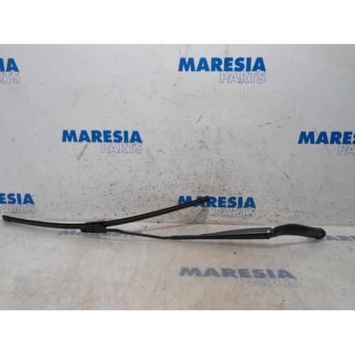 Renault - Captur - Front wiper arm
