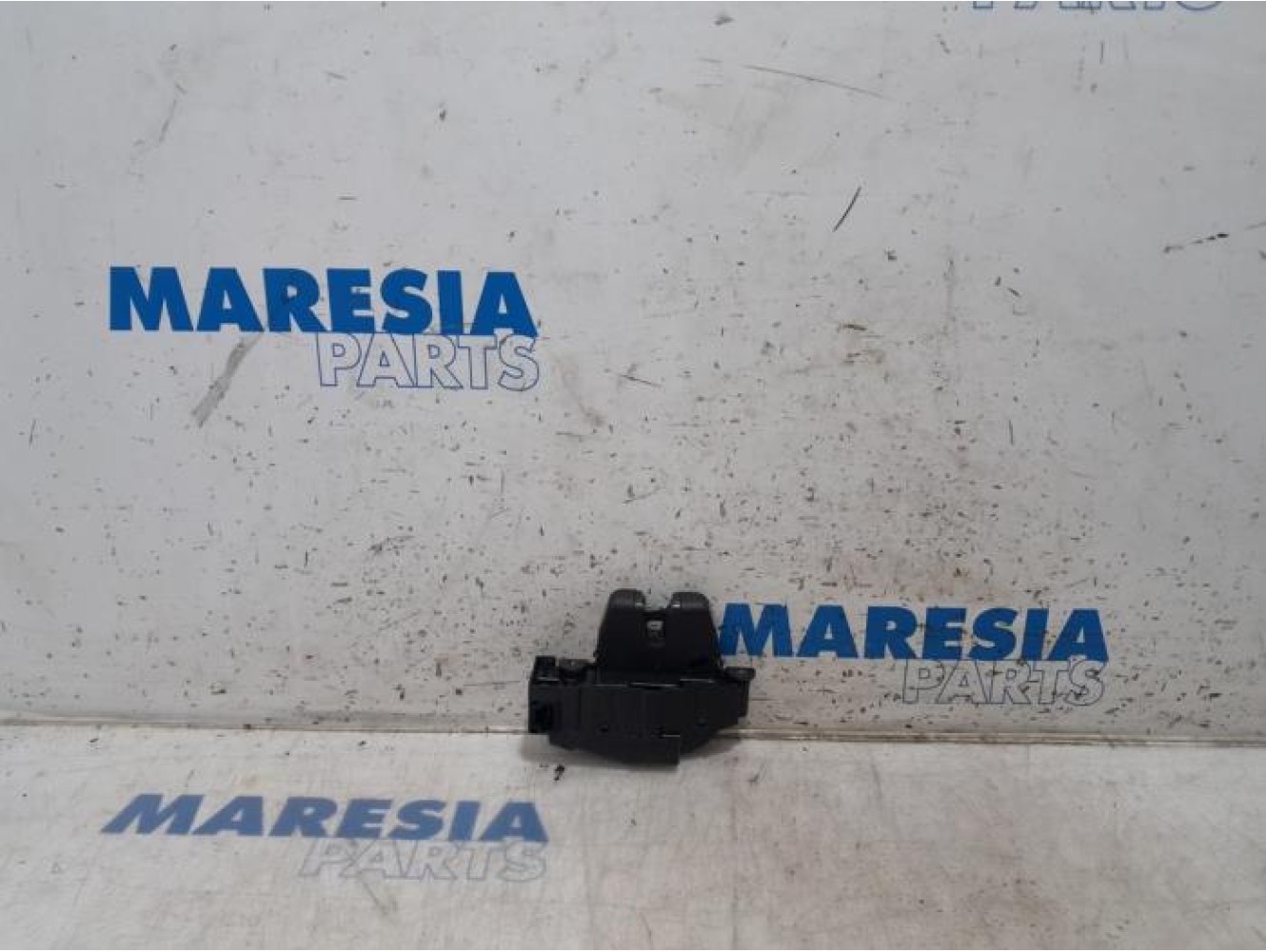 Peugeot - 308 - Tailgate lock mechanism