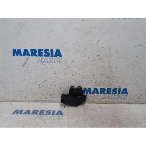 Peugeot - 308 - Tailgate lock mechanism