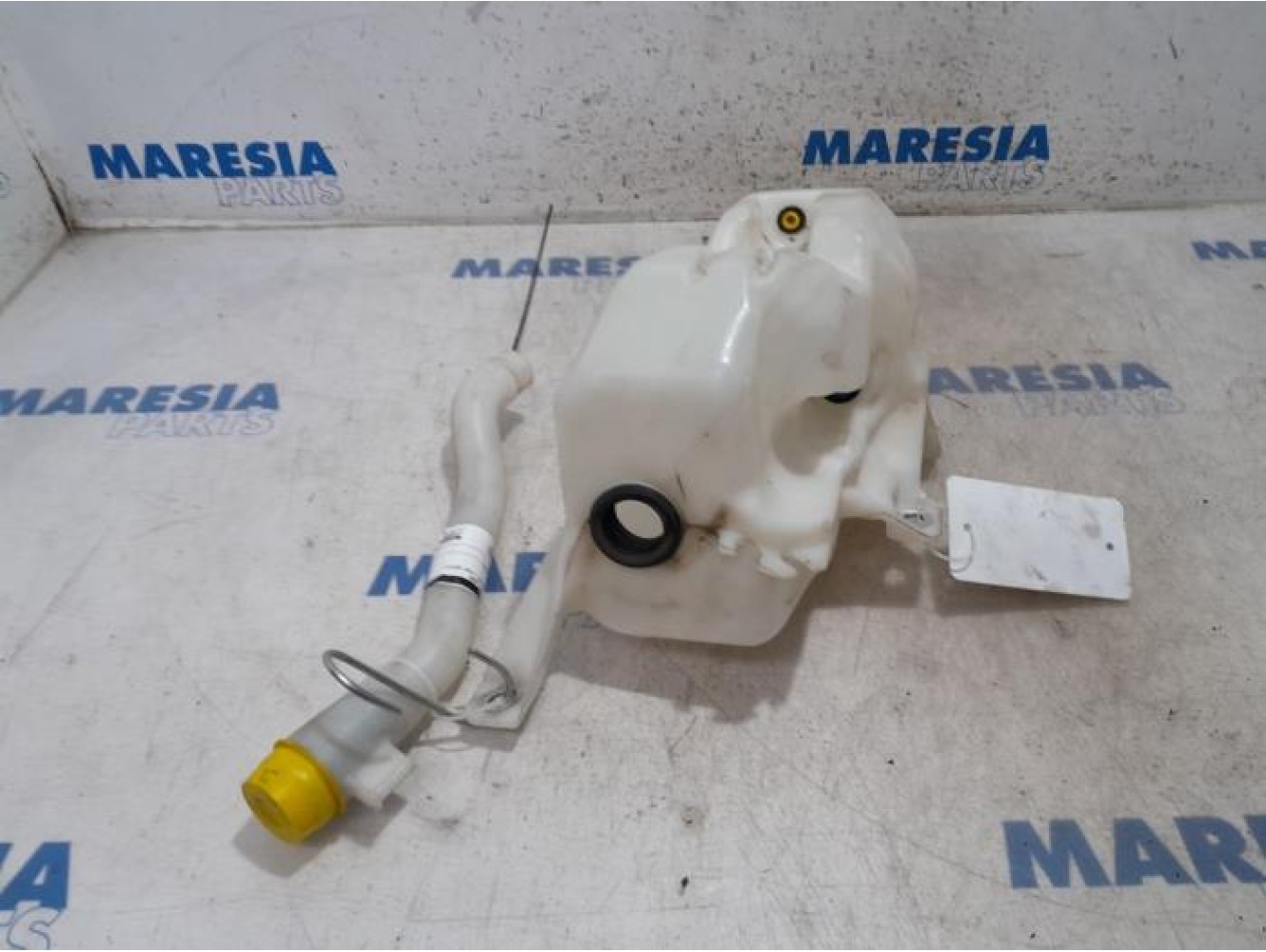 Alfa Romeo - Giulietta - Front windscreen washer reservoir