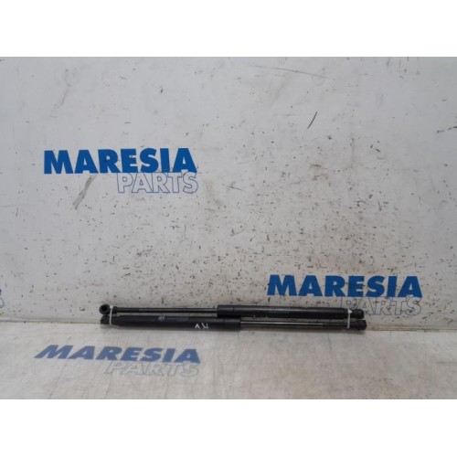 Alfa Romeo - Giulietta - Set of bonnet gas struts