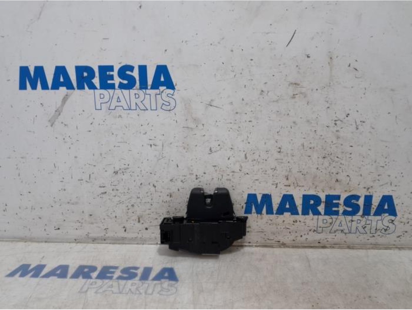 Peugeot - 308 - Tailgate lock mechanism