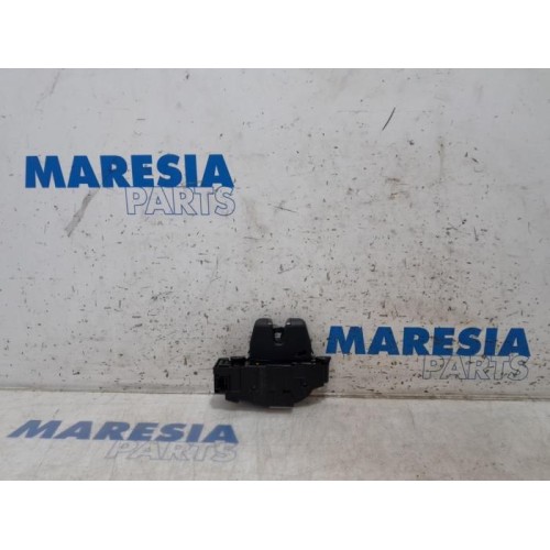 Peugeot - 308 - Tailgate lock mechanism