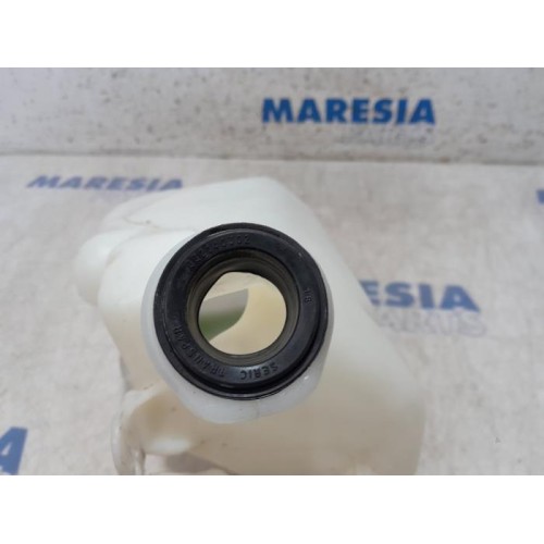 Peugeot - 207 - Front windscreen washer reservoir