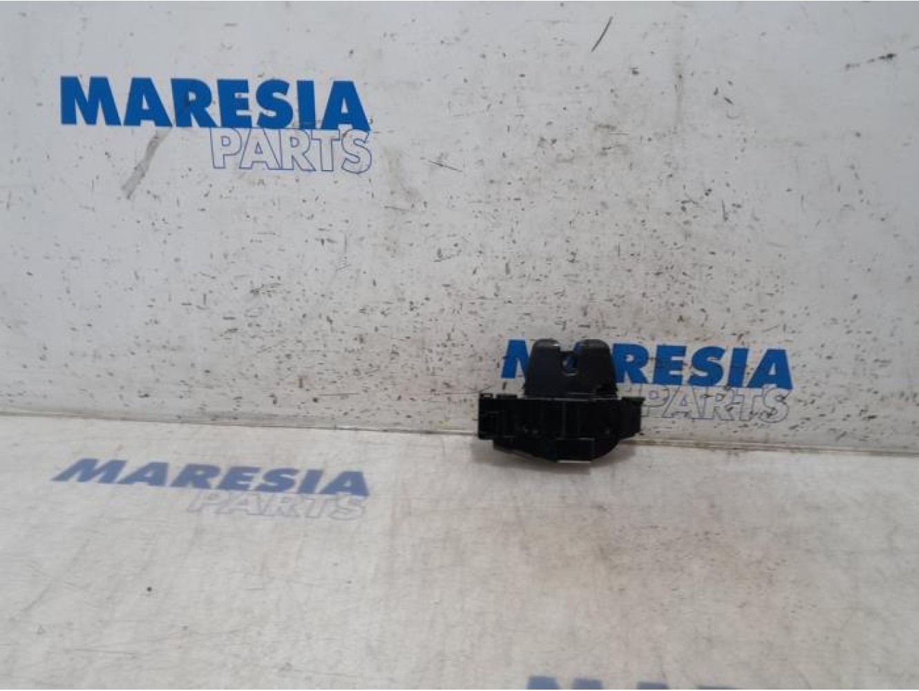 Peugeot - 207 - Tailgate lock mechanism