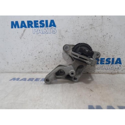 Opel - Vivaro - Engine mount