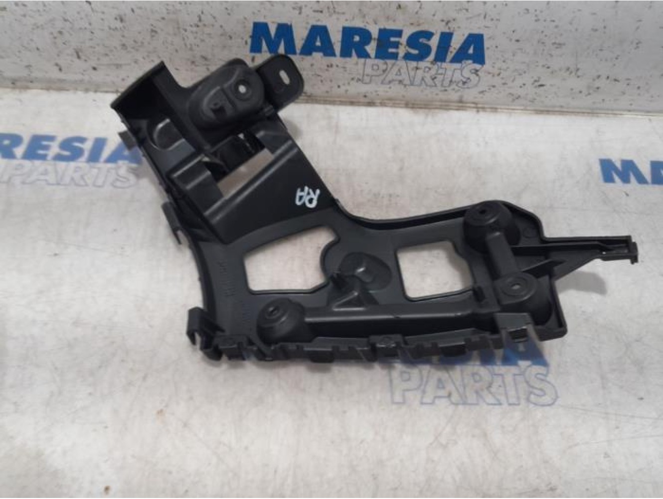 Renault - Captur - Rear bumper bracket, right