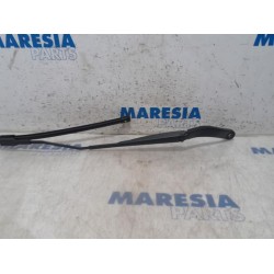 Renault - Captur - Front wiper arm