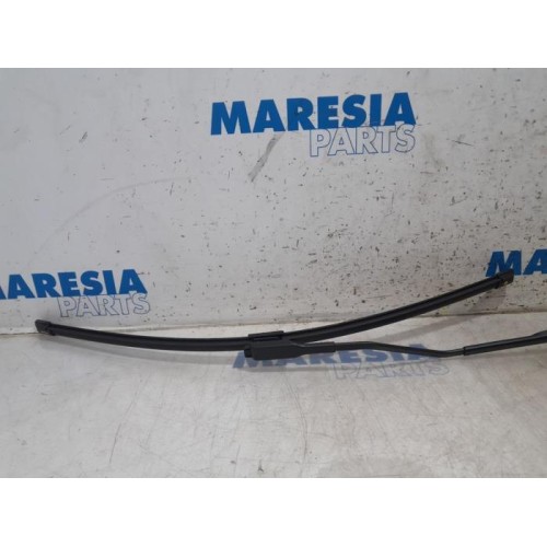 Renault - Captur - Front wiper arm
