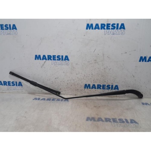 Renault - Captur - Front wiper arm