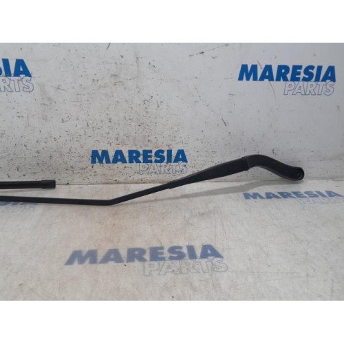 Opel - Vivaro - Front wiper arm