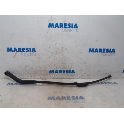 Renault - Trafic - Front wiper arm